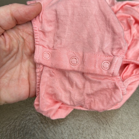 Posh Peanut peach colored bamboo ruffled romper size 3-6M - Picture 4 of 4